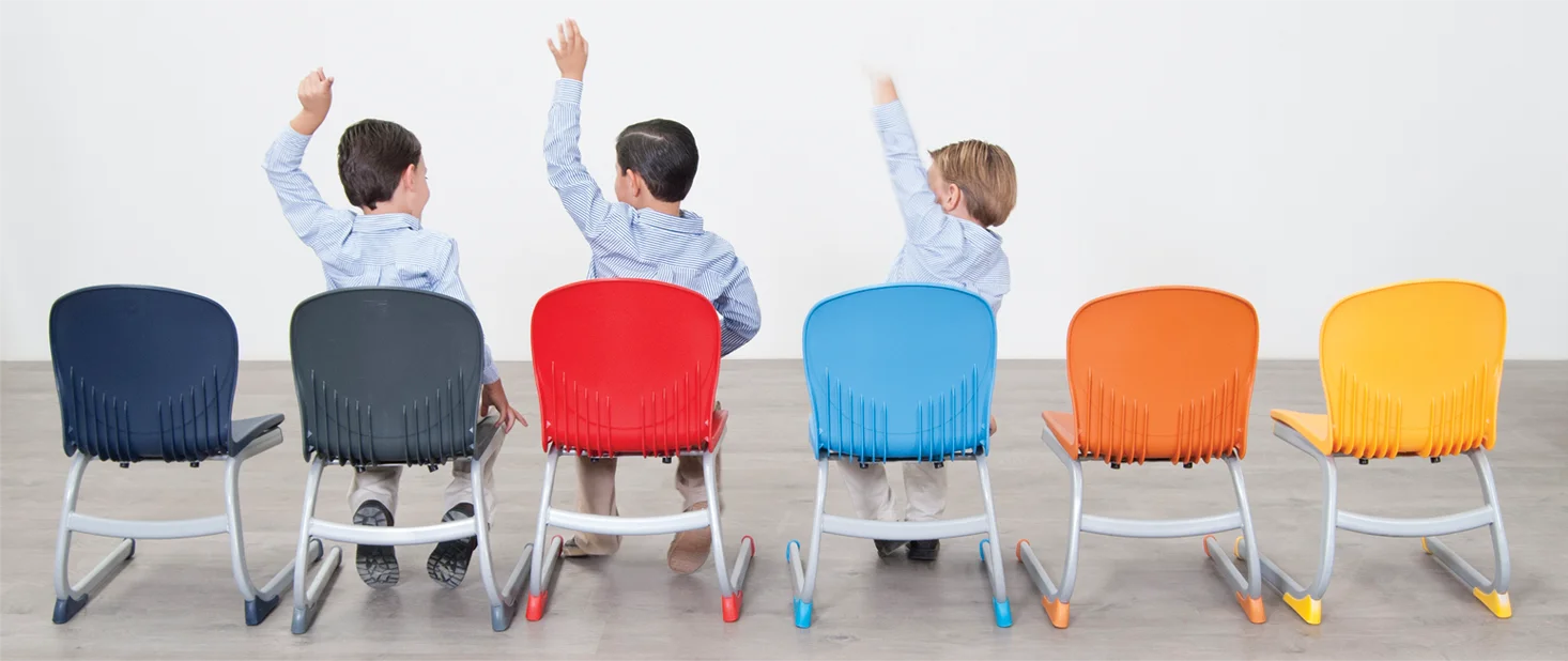 Alumnos sentados sobre mobiliario escolar Proescolare.