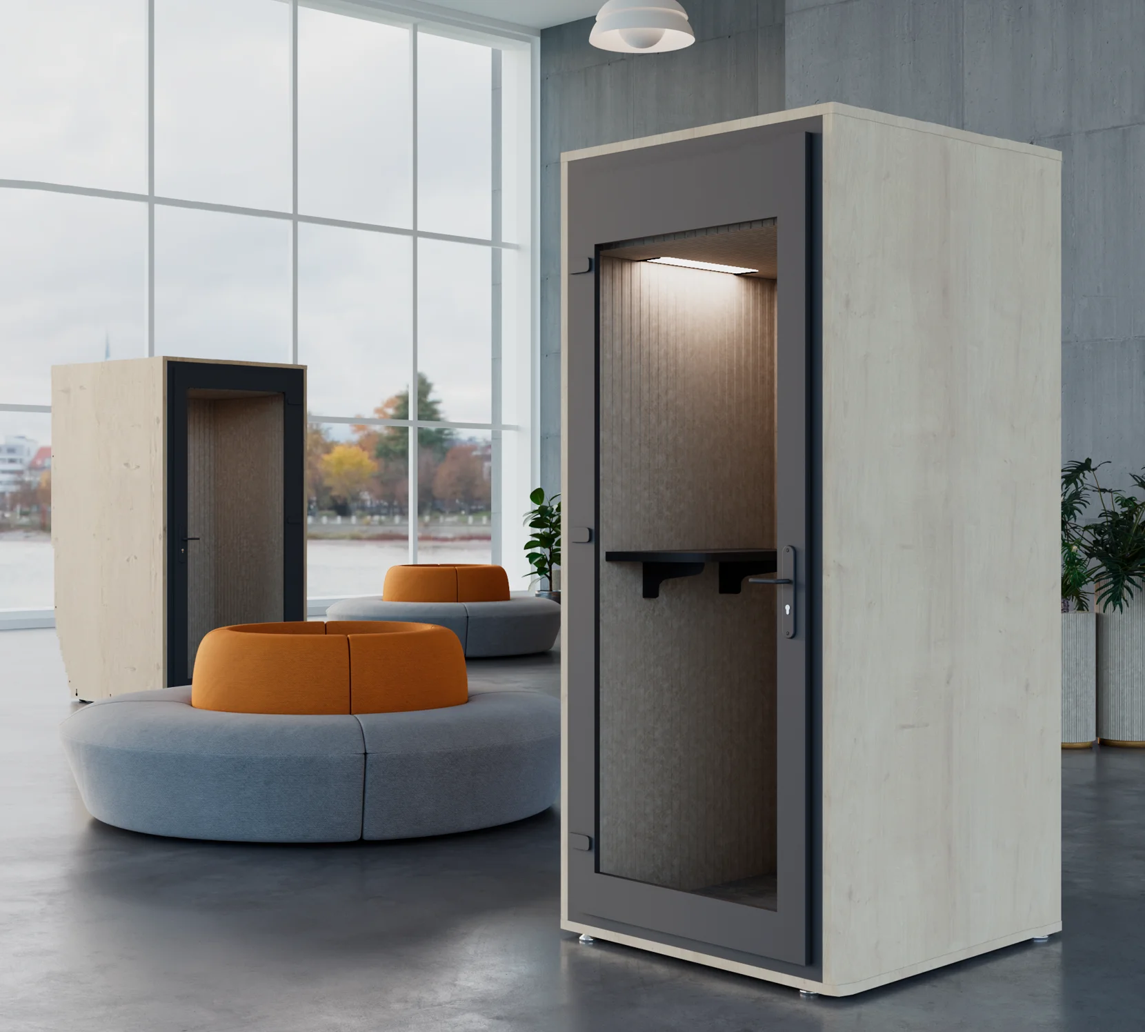 Dos personas colaborando de pie en un escritorio Leva.